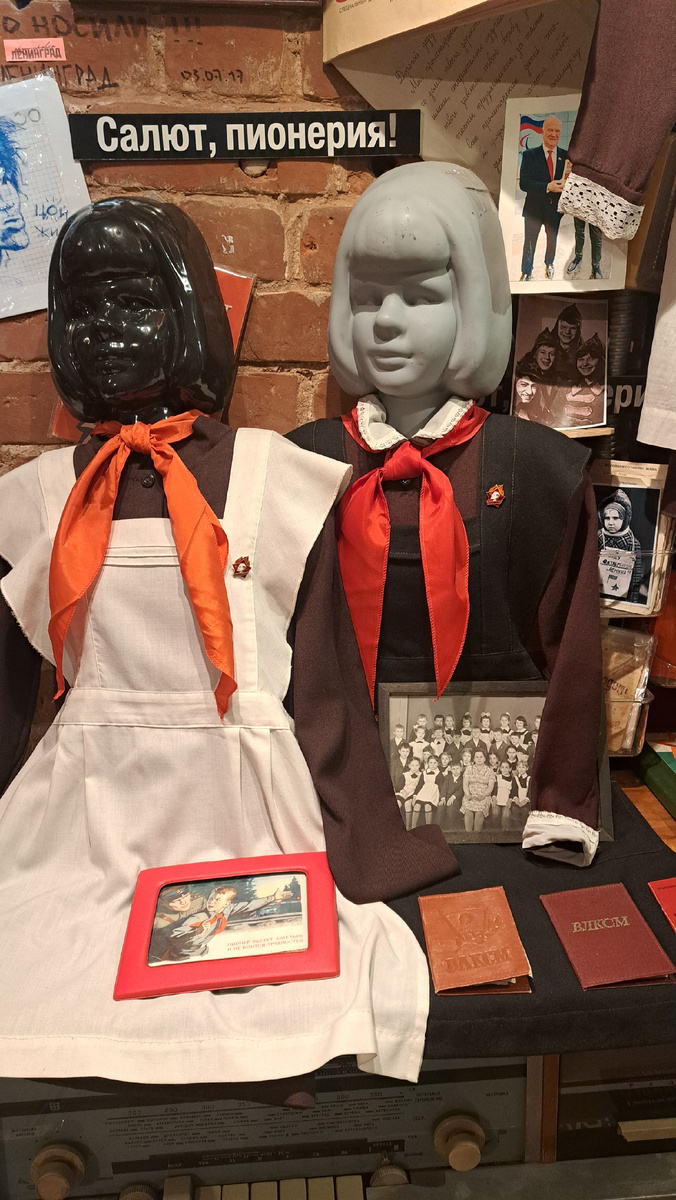 Такую форму и носила. С красными рейтузами😉