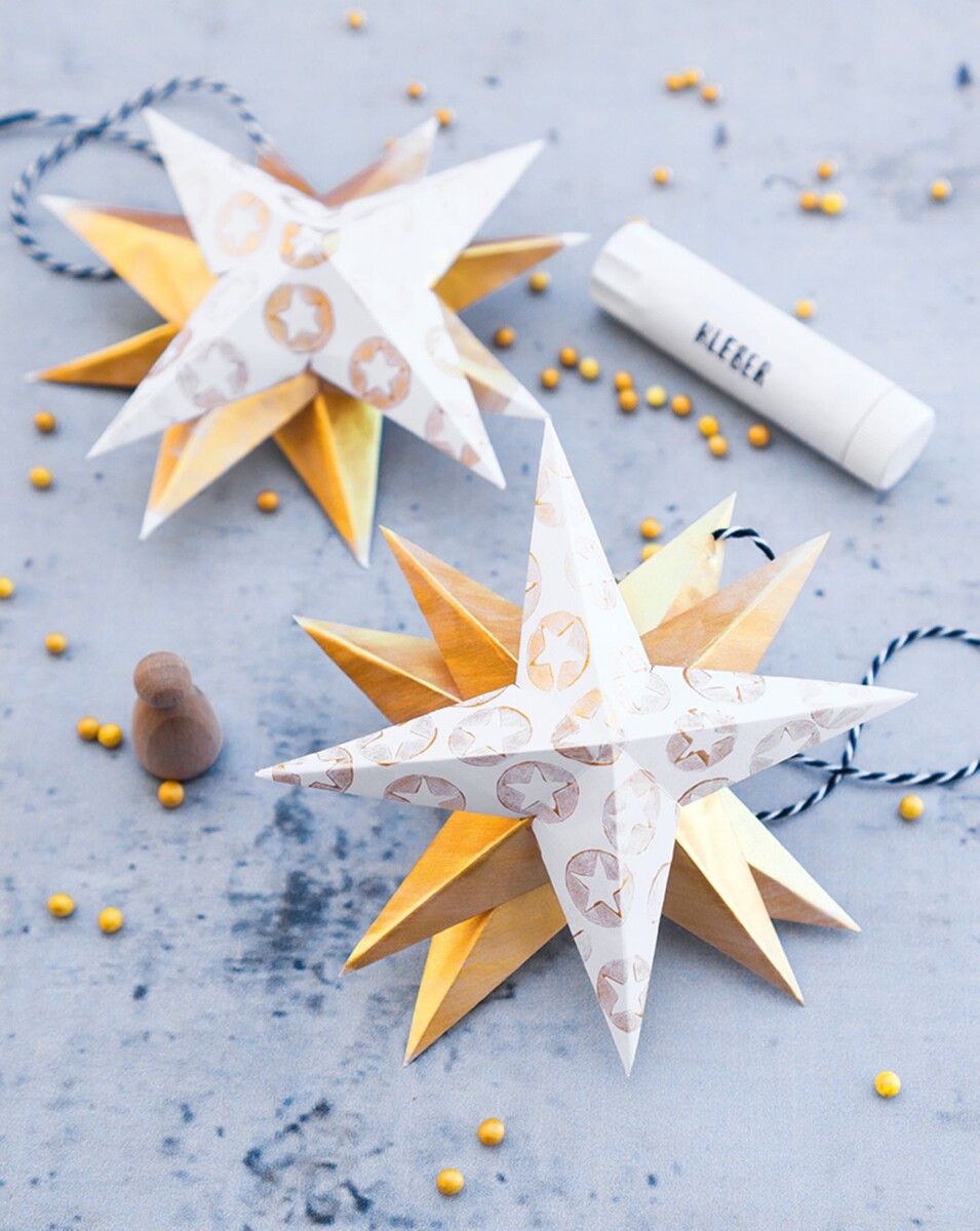Сложенные золотые звезды - отличное украшение на Новый год и Рождество.