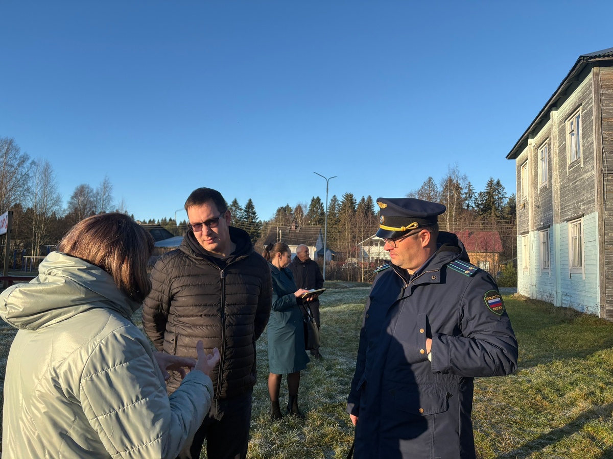   Эксперты проверили здание спортивной школы в Лахденпохье на состояние аварийности © Лахденпохский район / VK