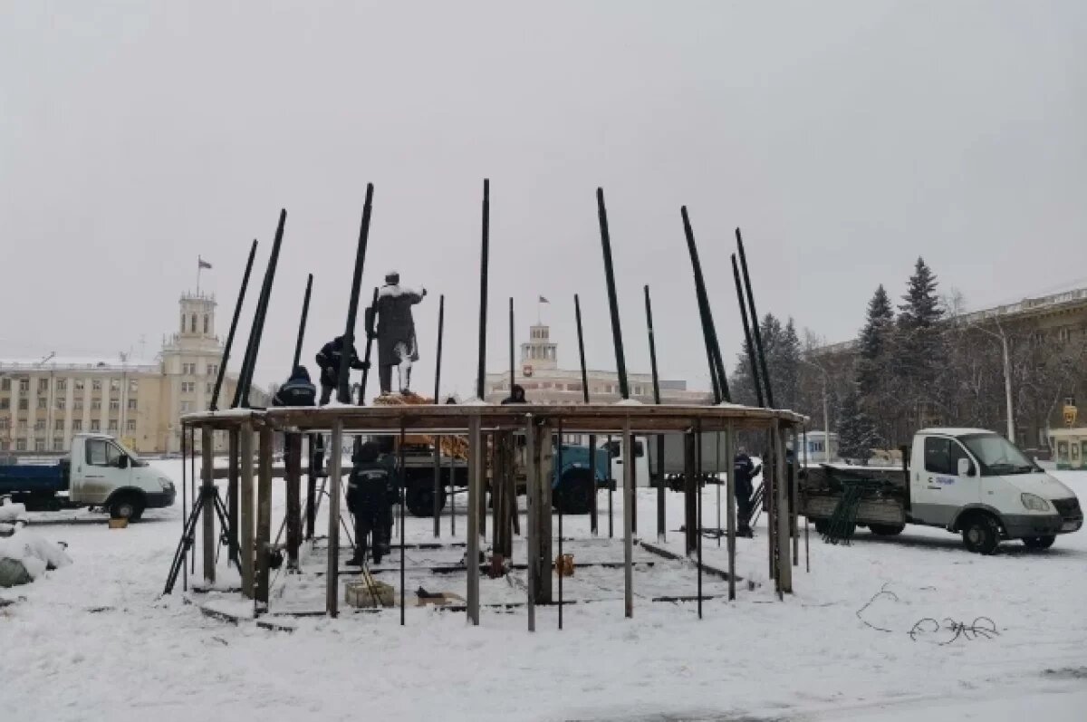    На кемеровской площади Советов начали монтировать главную ёлку Кузбасса
