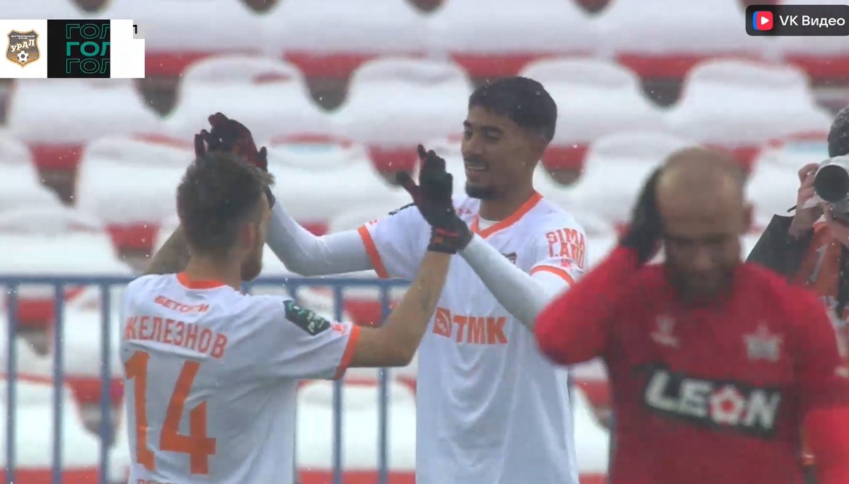 Защитник "Урала" Итало празднует свой забитый в ворота "СКА Хабаровск" гол  - счет стал 2:0. Источник: сайт redyarsk.ru