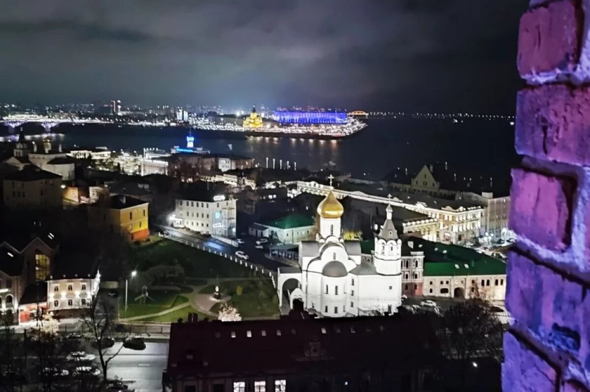    Кремль, полный света.