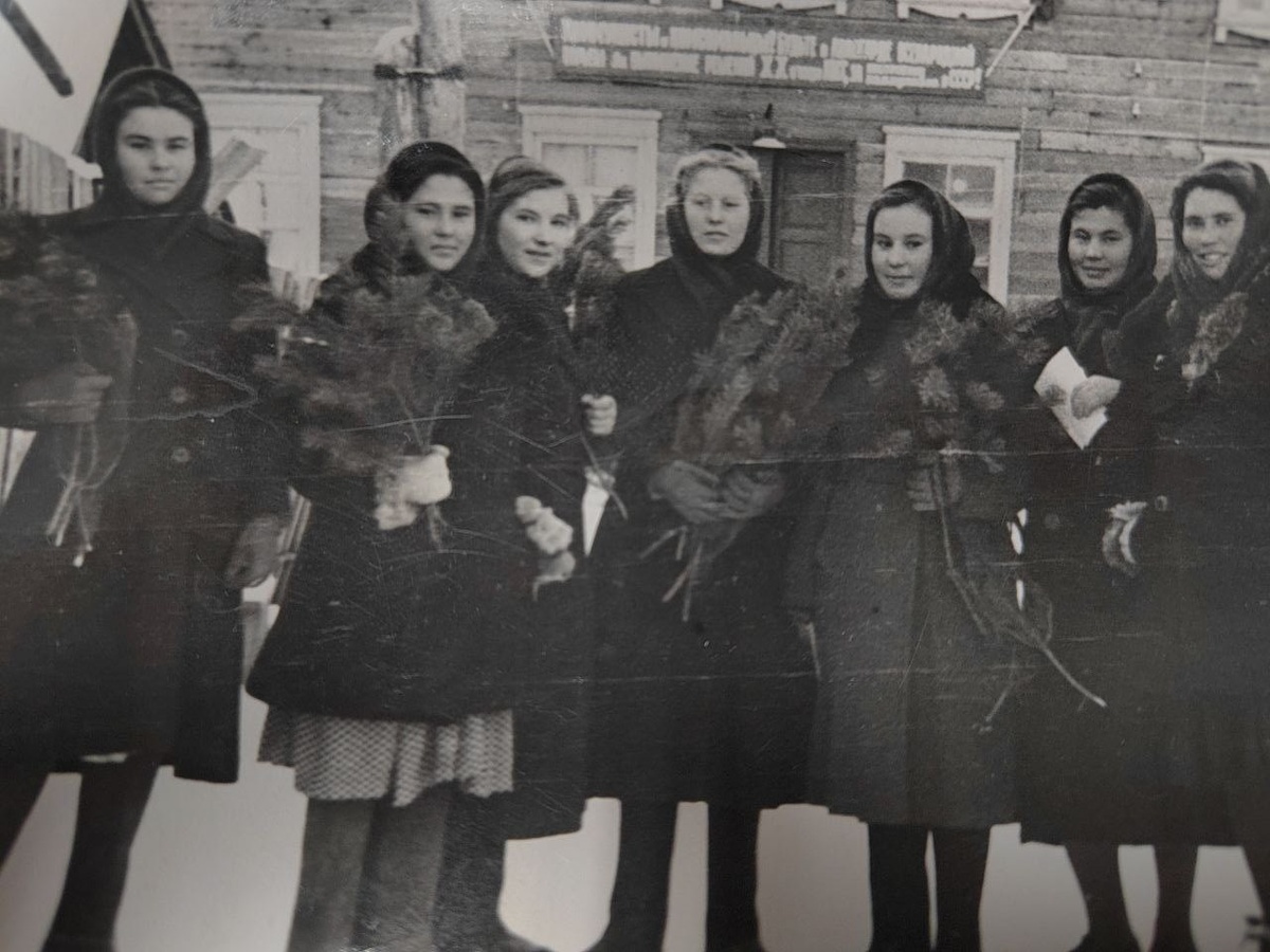 Девушки из ангинской школы в пос Мамакан 1957