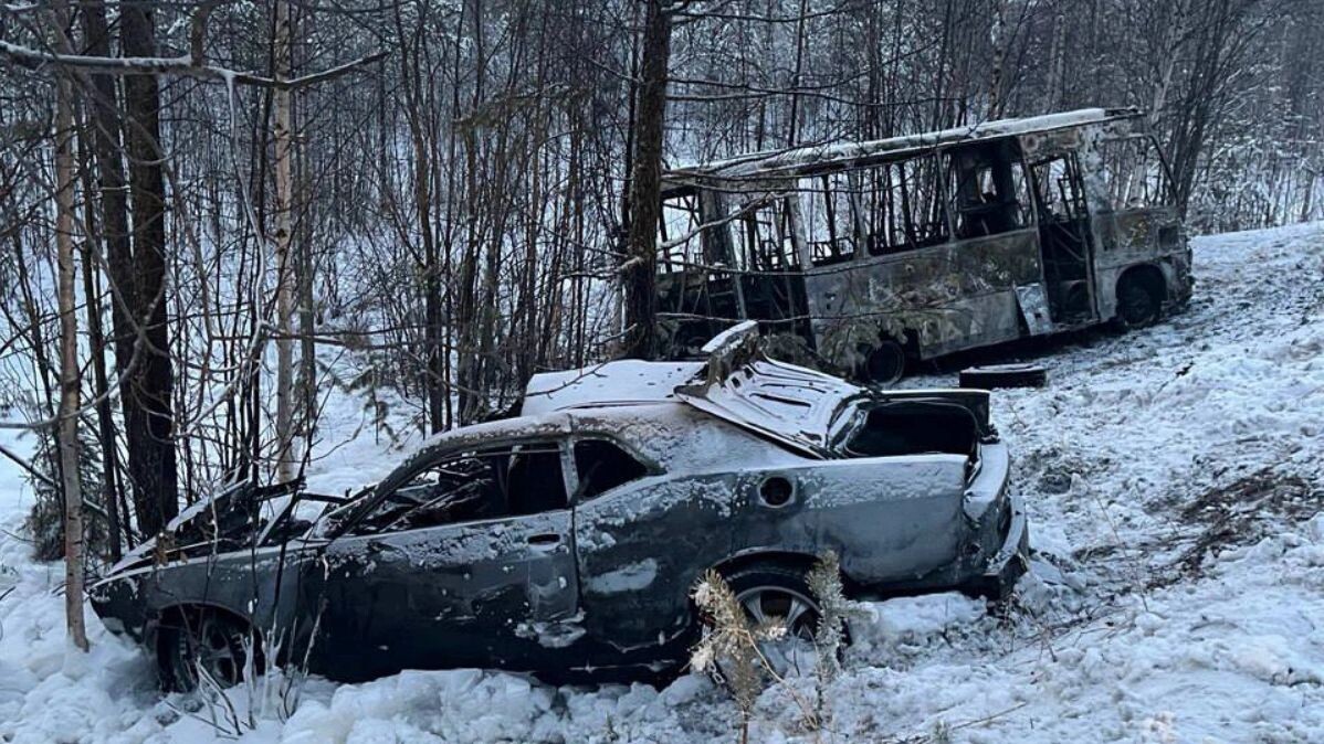    Вахтовка и легковушка вылетели в кювет и загорелись. Фото: пресс-служба Госавтоинспекции ЯНАО