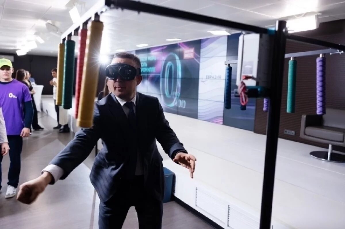    Участники круглого стола примерили «пьяные очки».