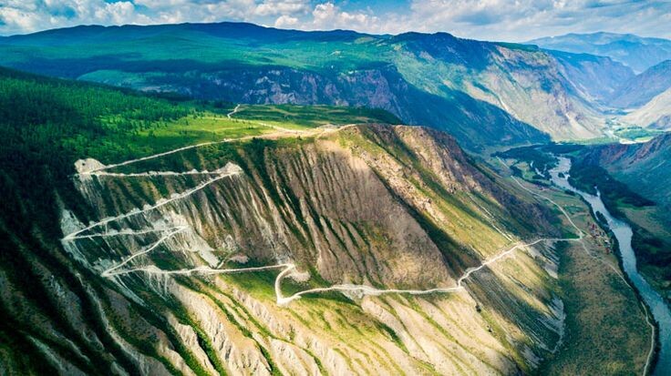 Вид на спуск в Долину реки Чулышман