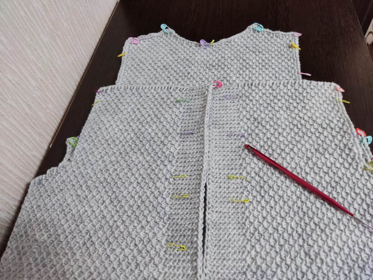 Спинка жилета и две не довязанные  полочки, тунисский крючок 6'5, пряжа Ализе Ланаголд.