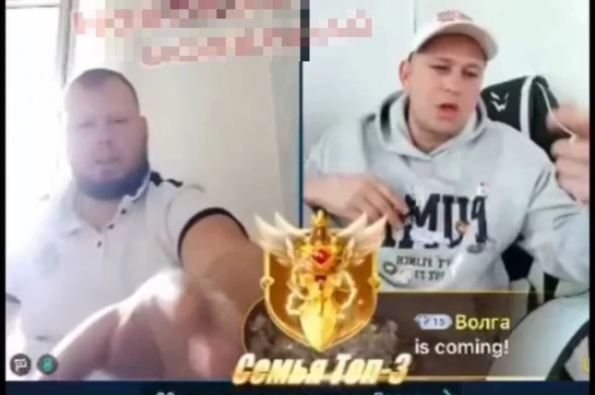    Пока один сидит и ждёт (слева), другой даёт ему задания (справа)