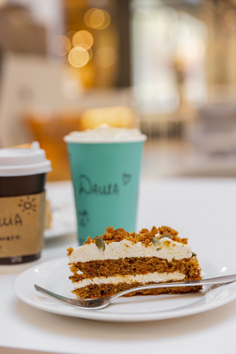 Тыквенный латте и чизкейк в Stars Coffee, фудпарк Аура — любимая классика осеннего меню в Новосибирске.
