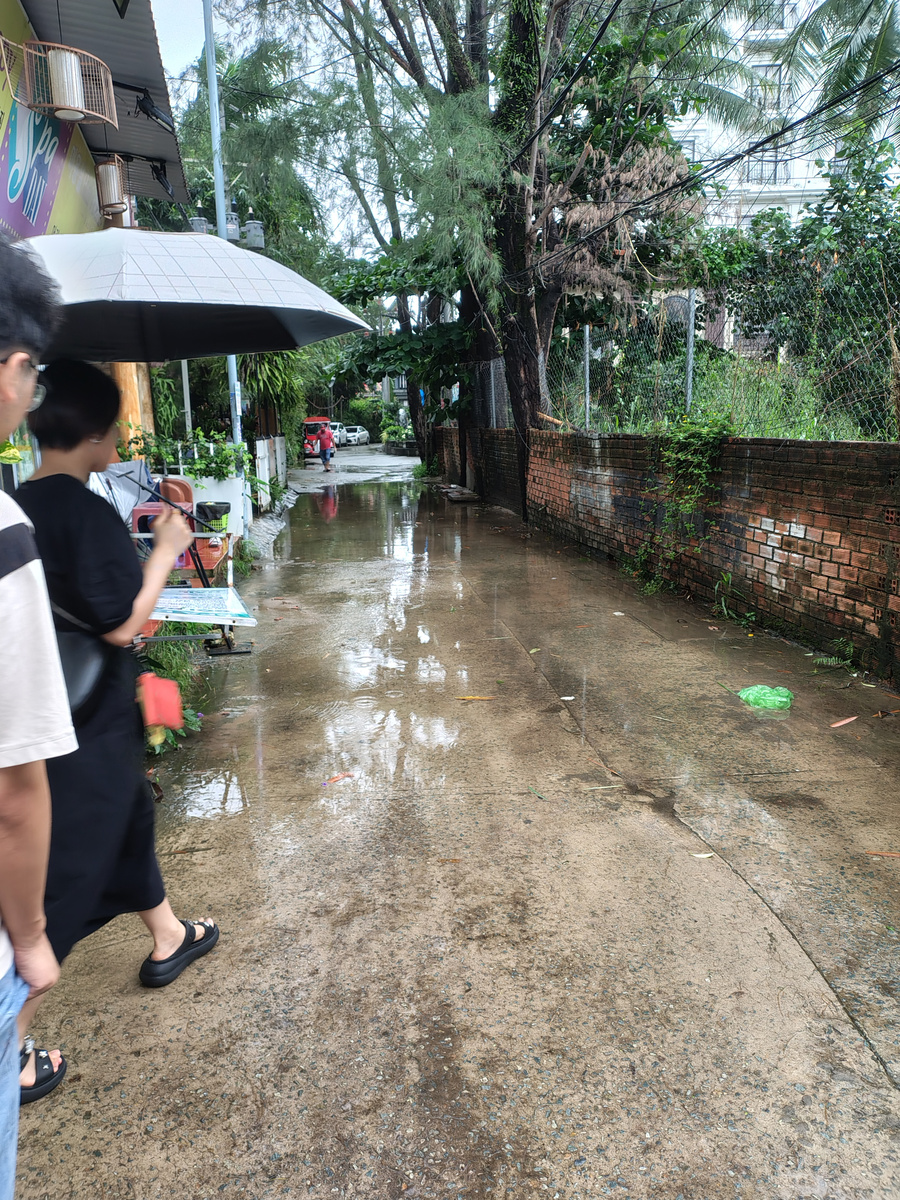 Много мелкого дождя, но тепло.