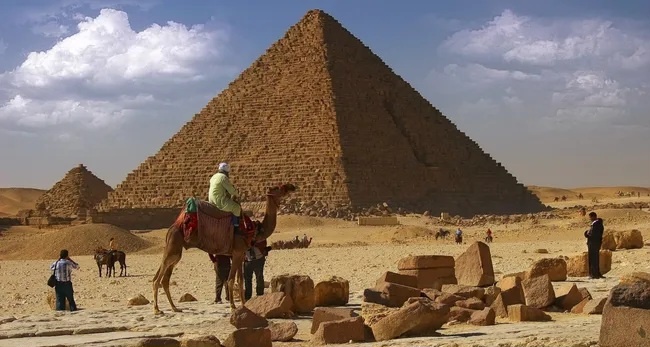 В пирамиде Менкаура на плато Гиза может быть ранее неизвестный вход. (Изображение предоставлено: Joanot через Getty Images)