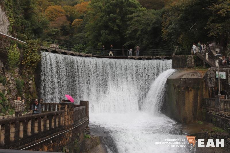 Оранжевая нефть и пустые улицы: отдых в Абхазии осенью