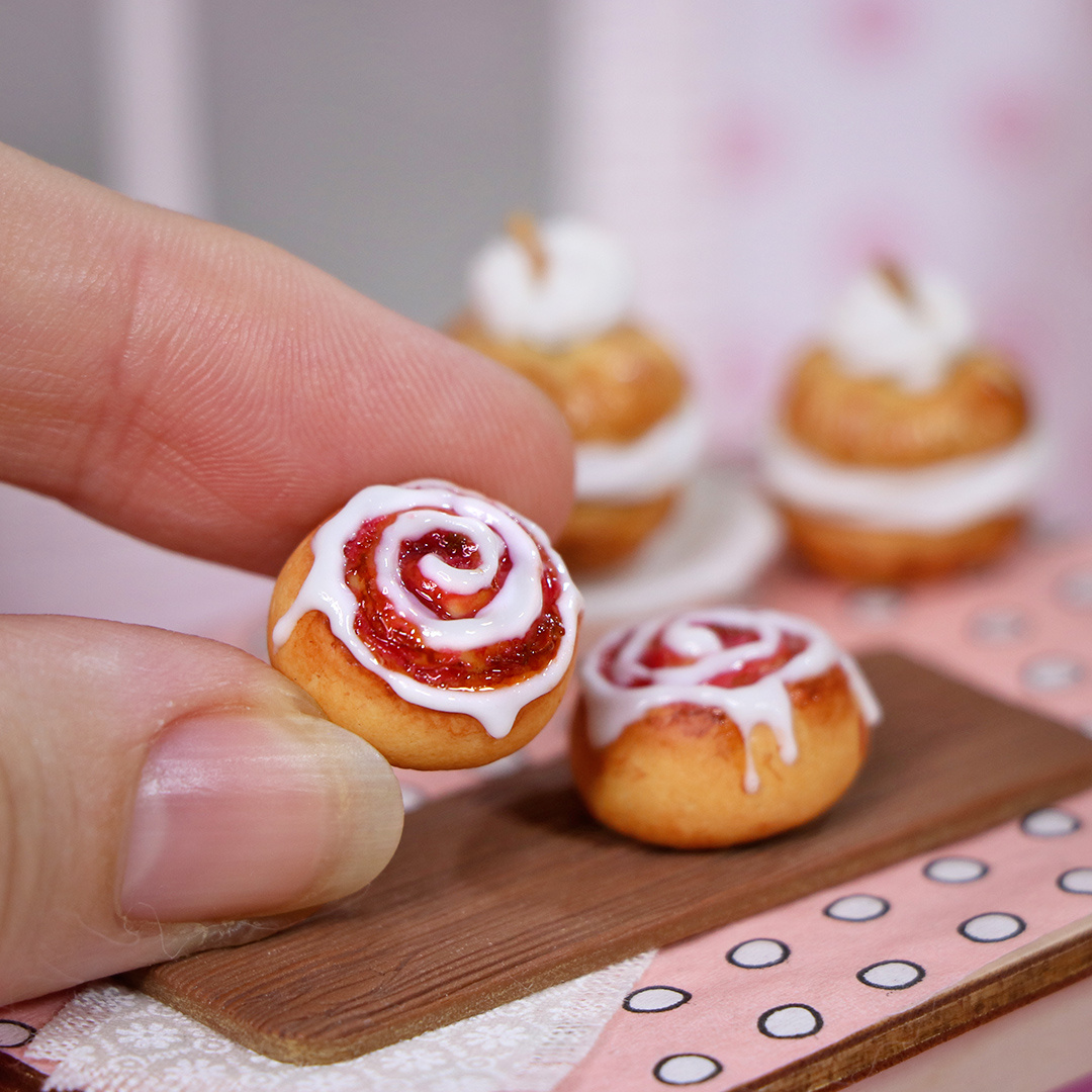 Закрученные булочки с вишнёвым джемом из полимерной глины.