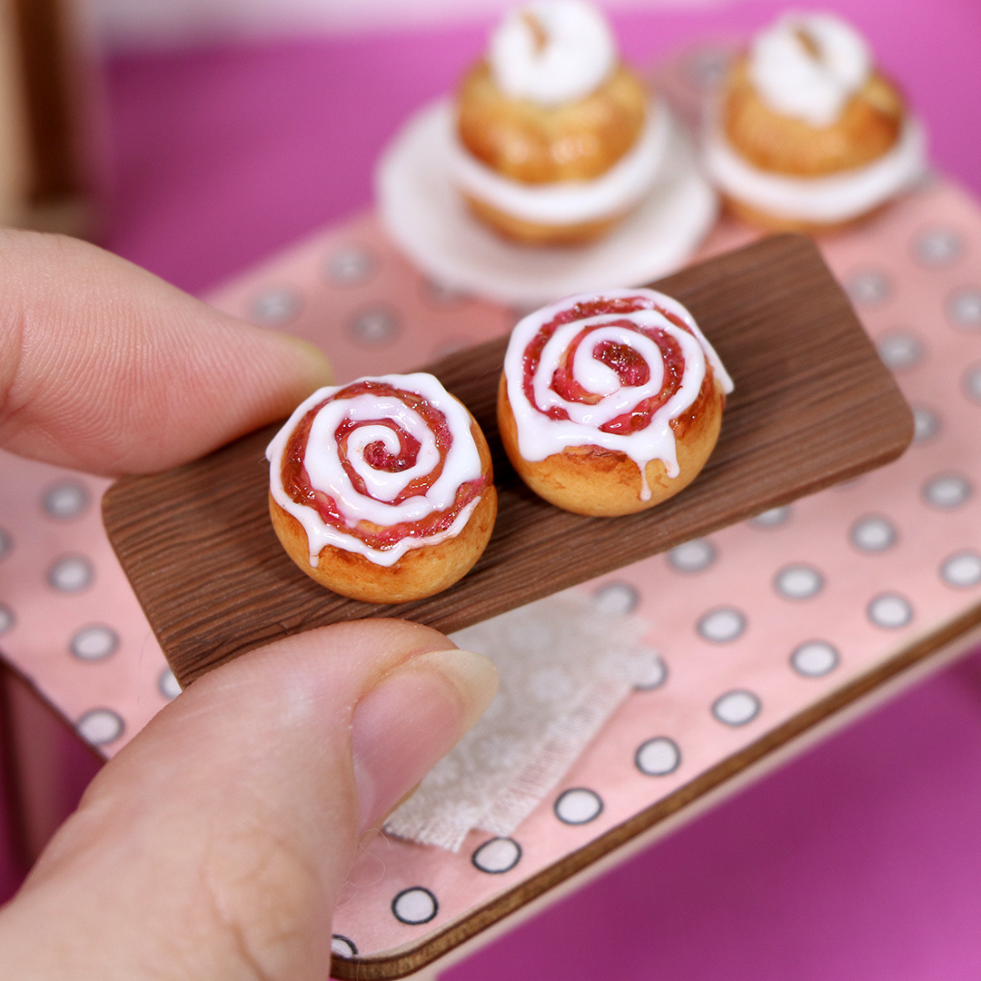 Закрученные булочки с вишнёвым джемом из полимерной глины.