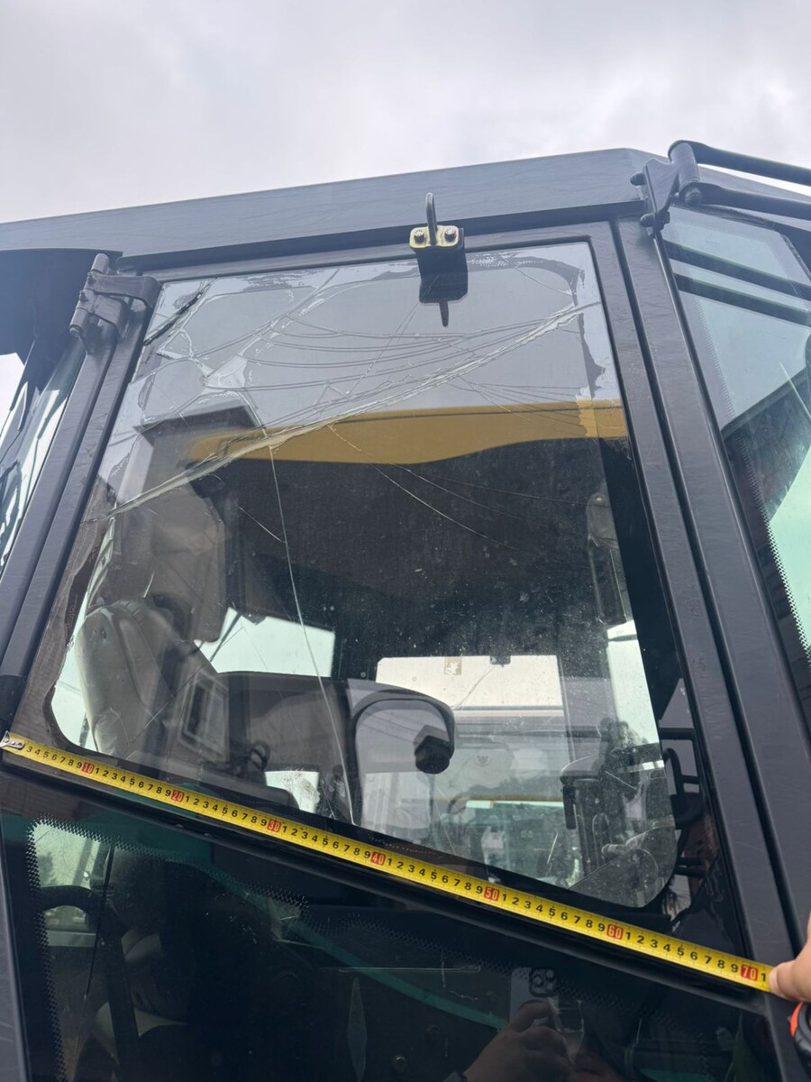 Замер стекла на спецтехнике при помощи рулетки