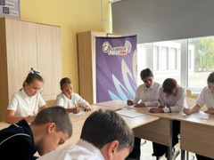    В школе №5 имени Платова "Наша газета"