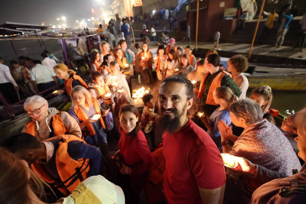 Катание на лодке по священной реке Ганге