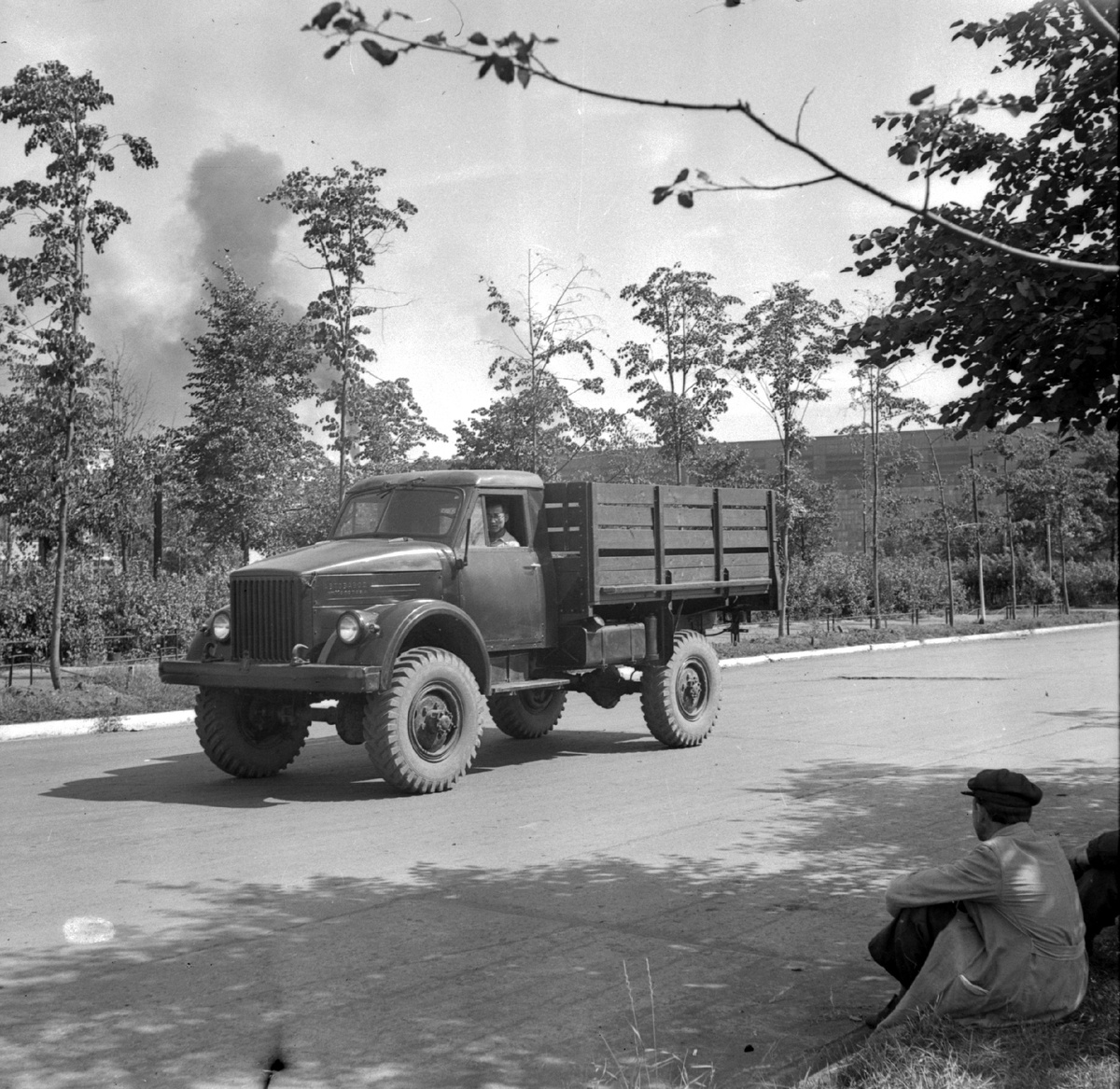 Один из первых производственных образцов ГАЗ-63 с деревометаллической кабиной