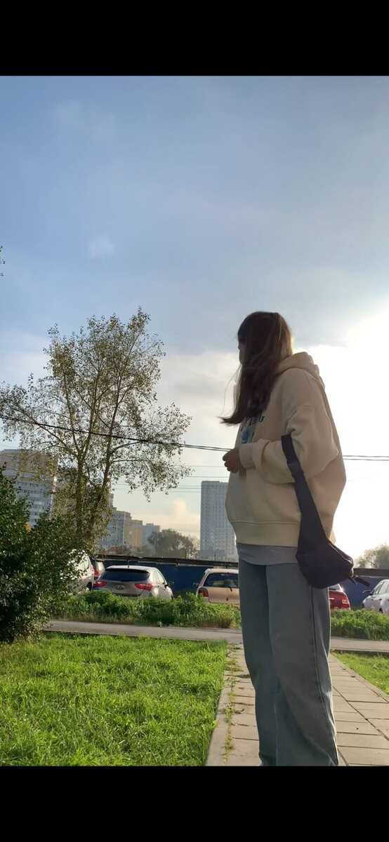 Это я стою под дверью садика год назад и слушаю плач Лео. Перебирала фото для статьи и меня с новой силой "накрыло". Какеое же все таки это было решение неправильное. Благо, моя "ошибка" продлилась всего 3 дня и больше мы это не повторяли.