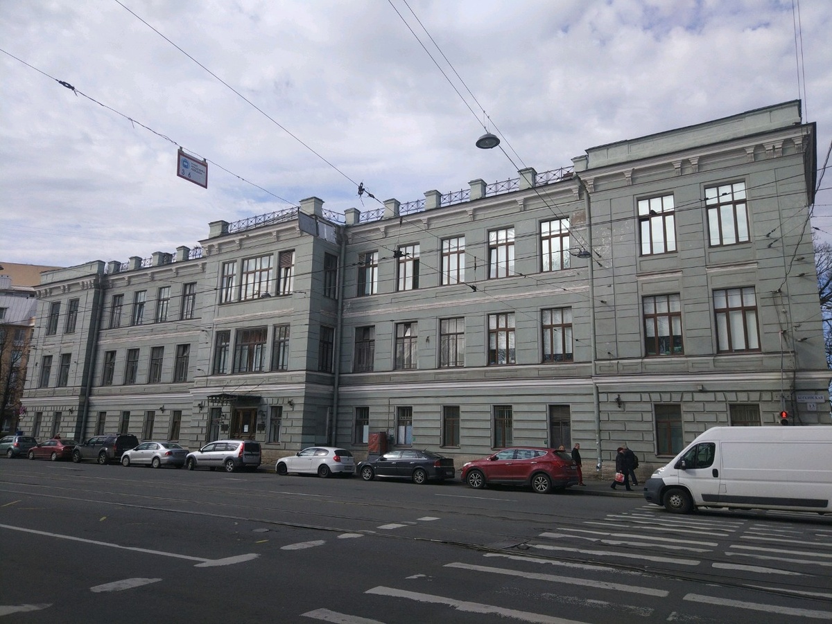 Вот здание клиники военной травматологии и ортопедии ВМА. Насколько я помню, два правых окна на втором этаже, это окна той палаты где я тогда лежал.