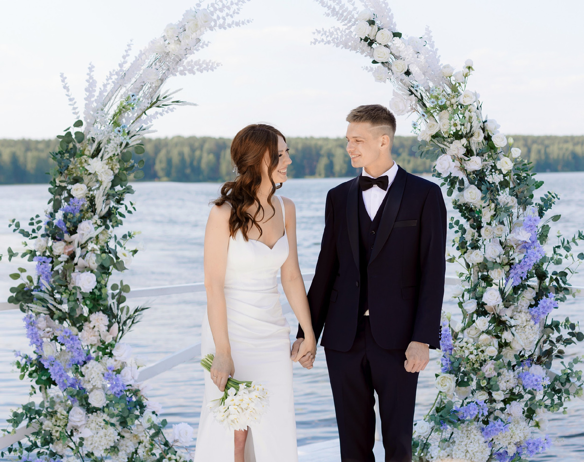 Свадебная церемония у озера