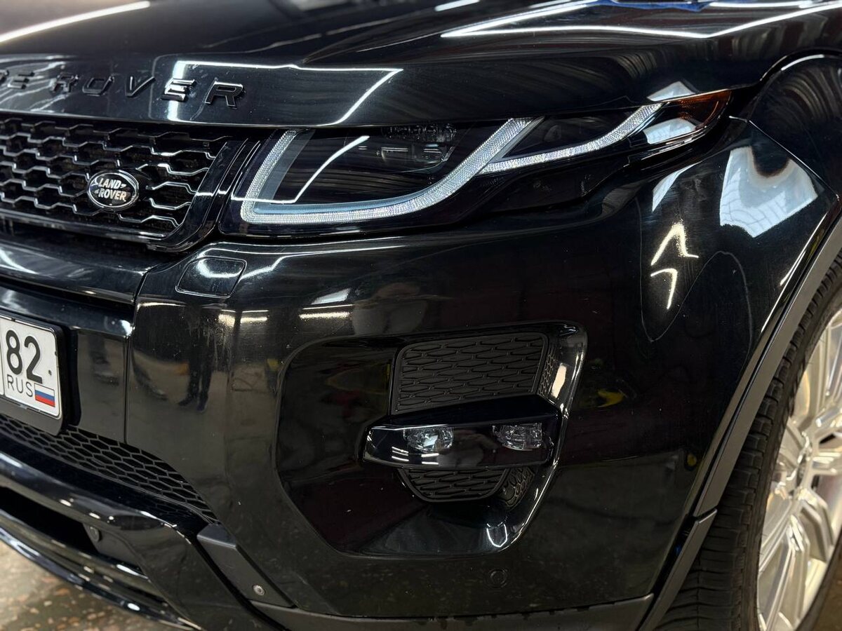 Почему важно защитить фары автомобиля от сколов, выгорания и царапин❔Фары — одни из наиболее уязвимых и дорогостоящих элементов кузова. Они первыми подвергаются ударам камней, царапаются от песка, выгорают под солнцем и мутнеют из-за частых моек и климатических воздействий. Особенно подвержены воздействию пластиковые фары современных машин. Со временем их свет ухудшается, внешний вид кажется устаревшим, а стоимость ремонта или замены довольно высока.Полиуретановая плёнка защищает поверхность от механических повреждений, выгорания и старения. При этом доступен выбор: прозрачная плёнка, сохраняющая оригинальный внешний вид, или с тёмным оттенком — для более агрессивного, стильного образа авто. Монтаж производится аккуратно, без пузырей, с подворотами и плотной посадкой. Что даёт бронирование фар:• Защиту от сколов, пескоструя и царапин• Устойчивость к химикатам, мойкам и солнечному выгоранию• Свежий и аккуратный внешний вид• Возможность обновить внешний вид авто без замены оптики • Обратимость — плёнка легко снимается без поврежденийЗащитите свой автомобиль уже сегодня! 💡