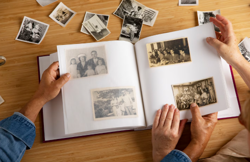 Листая страницы, они перенеслись на десятилетия назад