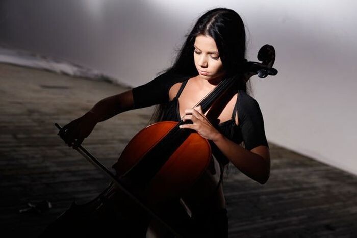 Бьянка за виолончелью.