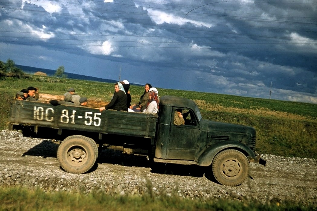 Здесь кузов оборудован двумя лавочками. Мужикам пришлось разместиться на полу. Фото из открытых источников.