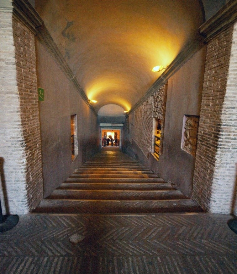 Пример внутренних коридоров в Замке Ангела в Риме, Италия