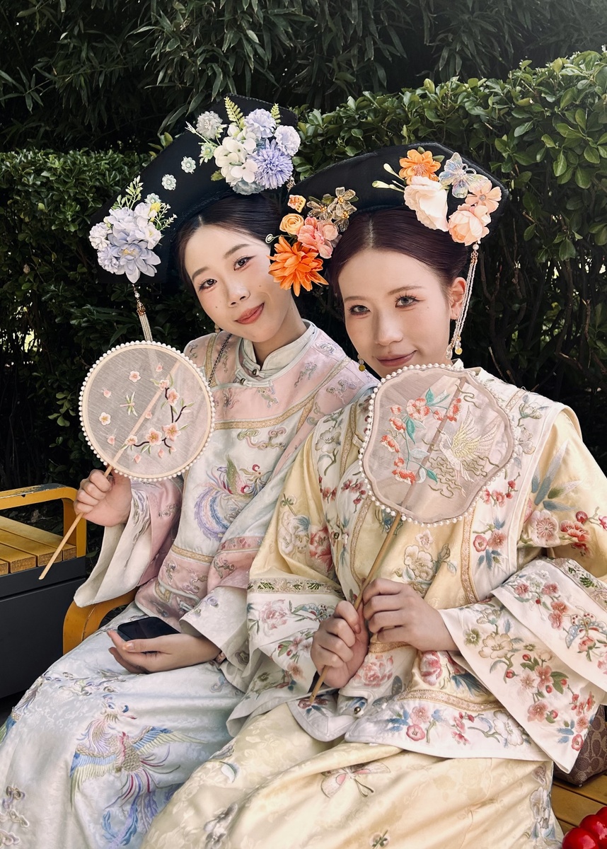 В Пекине постоянно вы будете встречать девушек, девочек, женщин всех возрастов, облаченных в различные образы традиционной китайской одежды. Мужчины встречаются реже, в основном в составе парочек. Они фотографируются в храмах, дворцах, парках, дефилируя по улицам в нарядах различного уровня роскошности. Девушки и юноши с удовольствием позируют, если попросить о фотографии