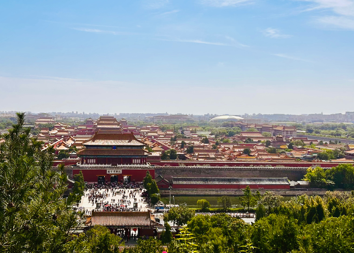 Вид на Запретный город. Считается, что воздух в Пекине очень загрязненный. И действительно, нередко можно увидеть сероватую дымку