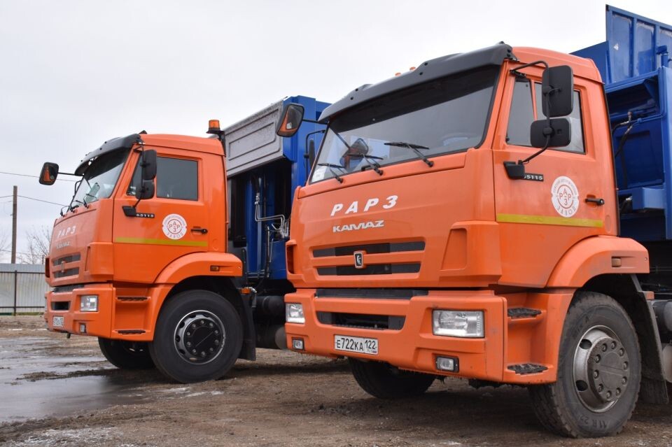    Весь новый автопарк регоператора "ТКО-Сервис" вышел на маршруты в Каменской и Рубцовской зонах. Источник: Предоставлено "Толку"