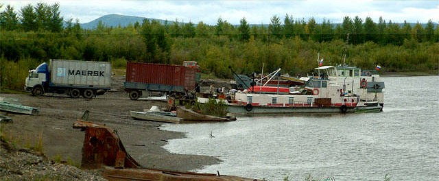 Импровизированная пристань в с.Колымское близ Сеймчана. Виден козырёк катера «Шахтёр» Викторыча. Фото из открытого доступа.