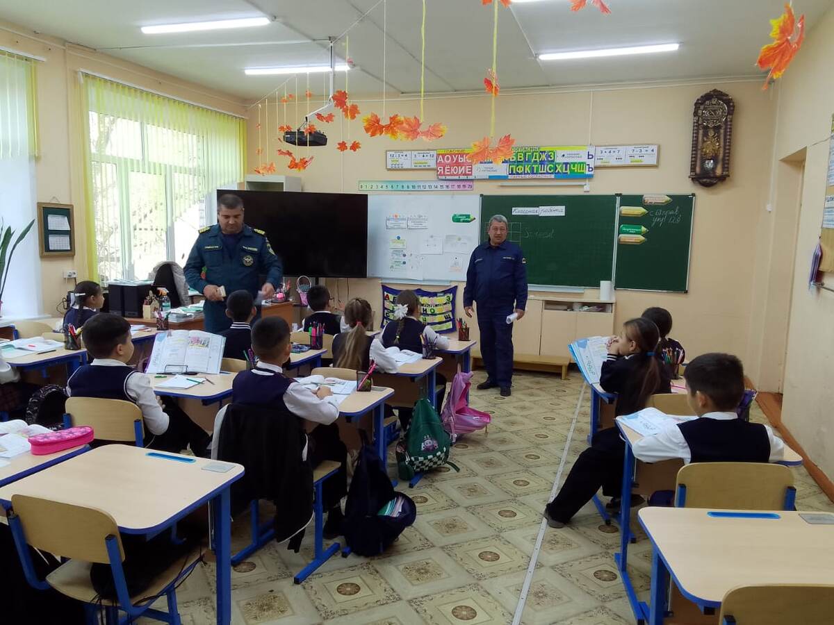 Спасатели посетили школу в селе Оранжереи