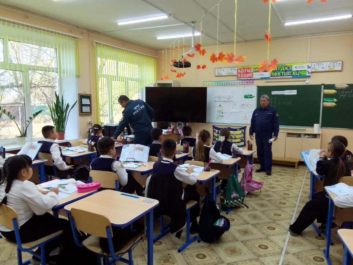 Спасатели посетили школу в селе Оранжереи