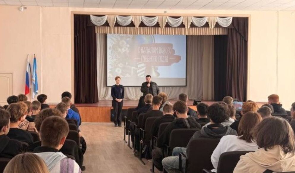     Беседа со студентами о мошенниках. Источник: ОМВД по ЧГО Автор фото: Отдел МВД по ЧГО