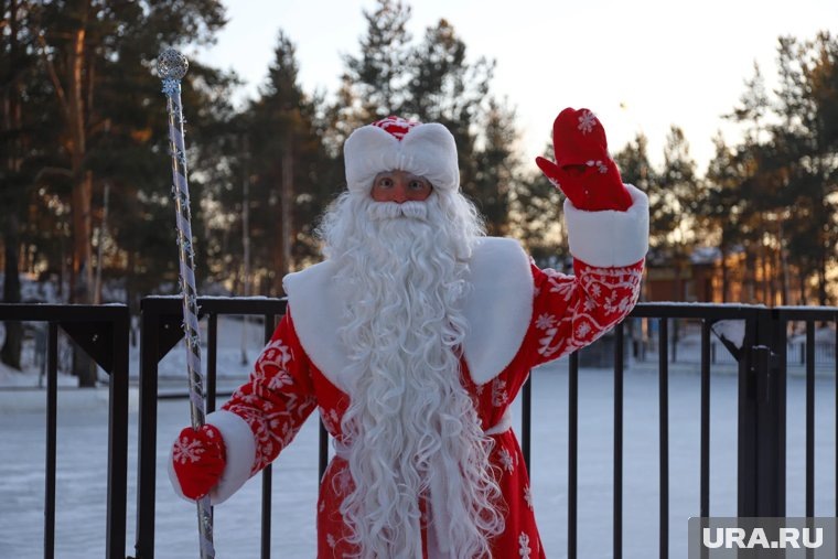     Дед Мороз основательно подготовился к приему гостей