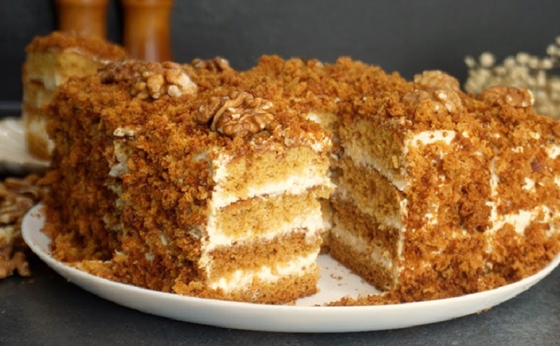 Быстрый медовик за 15 минут: простой десерт с насыщенным мёдом и лёгким кремом