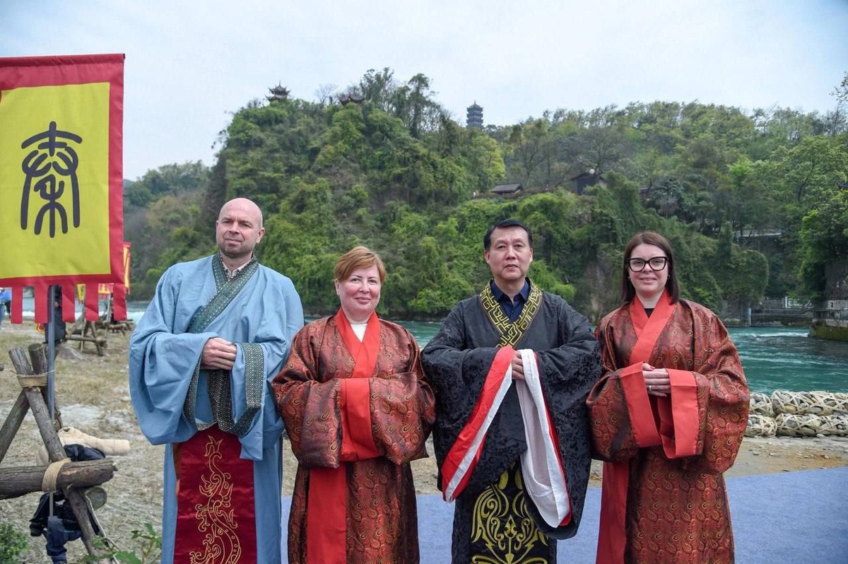 Надежда Панаетова (справа) в Китае (фото: пресс-служба аминистарции Краснодара)