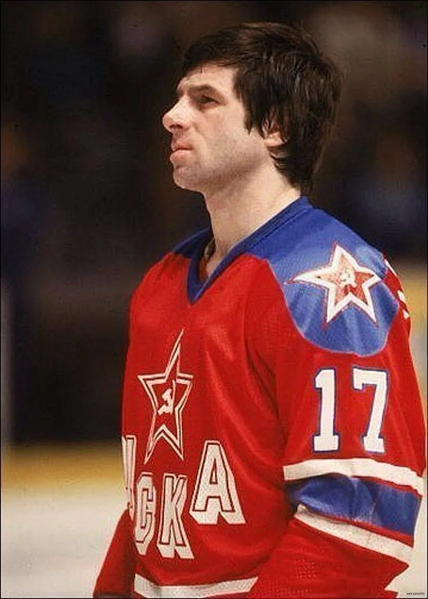 Харламов - хоккеист всегда выступал под своим номером 17. 