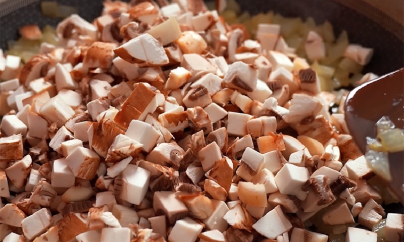 Готовим сочные котлеты с грибной начинкой по рецепту «Метрополя»