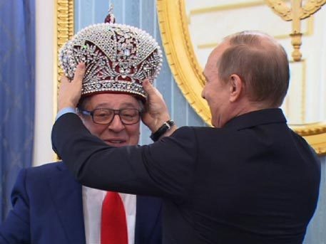 Путин надевает на голову Хазанова корону. Фото Яндекс.Картинки. 