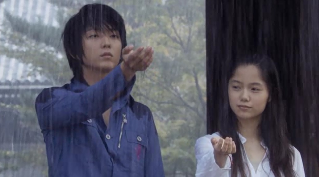 В юности доверчиво подставляют ладони дождю, а сердце - чувствам