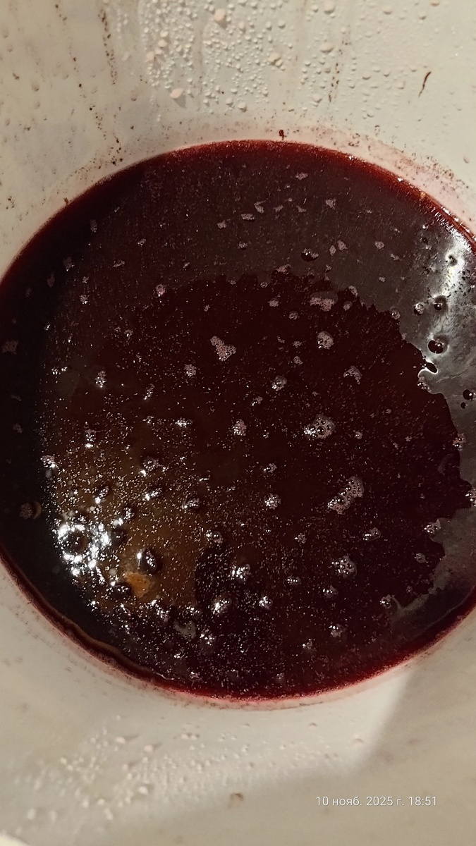 Только что снял крышку с ёмкости.