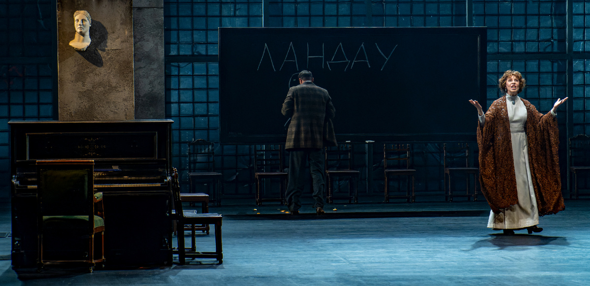 Сцена из спектакля "Солнце Ландау". Фото. Александра Беланова.