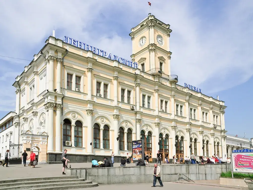 Ленинградский вокзал в Москве. Фотография: Оксана Алешина / фотобанк «Лори»