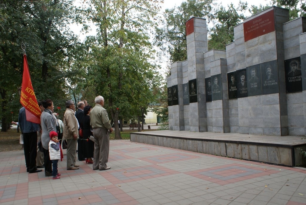 Памятник «Стела Борцам за Советскую власть в Карачаево-Черкесии» до "ремонта". Фото автора.