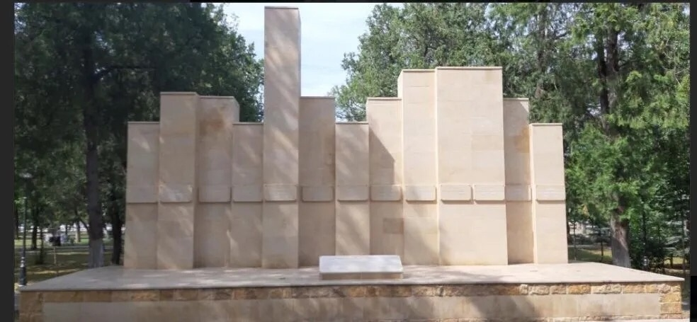 Памятник «Стела Борцам за Советскую власть в Карачаево-Черкесии» после "ремонта". Фото автора.