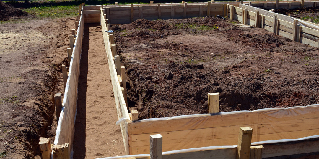 Зачем платить за опалубку, если можно залить фундамент прямо в землю: глупость или хитрость старых мастеров?